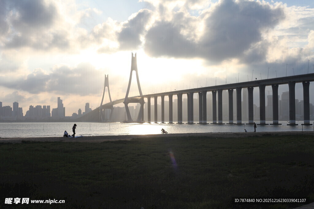 夕阳下的宏伟桥梁景观