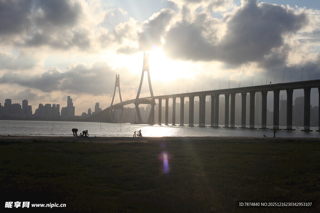 夕阳下的跨海大桥美景