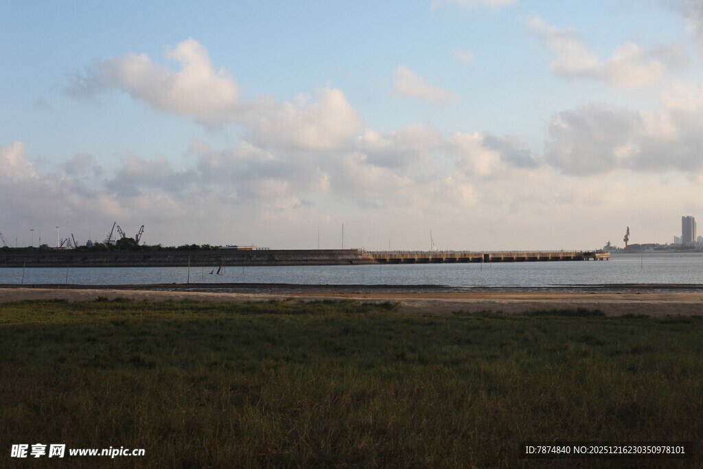 海滨风光开阔宁静的景致