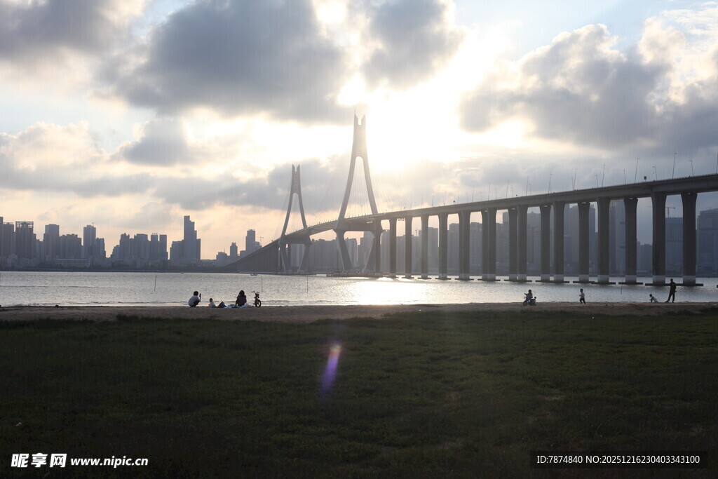 夕阳下的跨海大桥美景