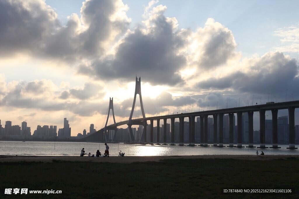 夕阳下的跨海大桥美景