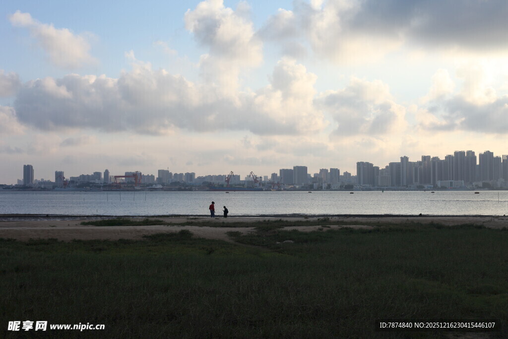 城市天际线与河畔风景