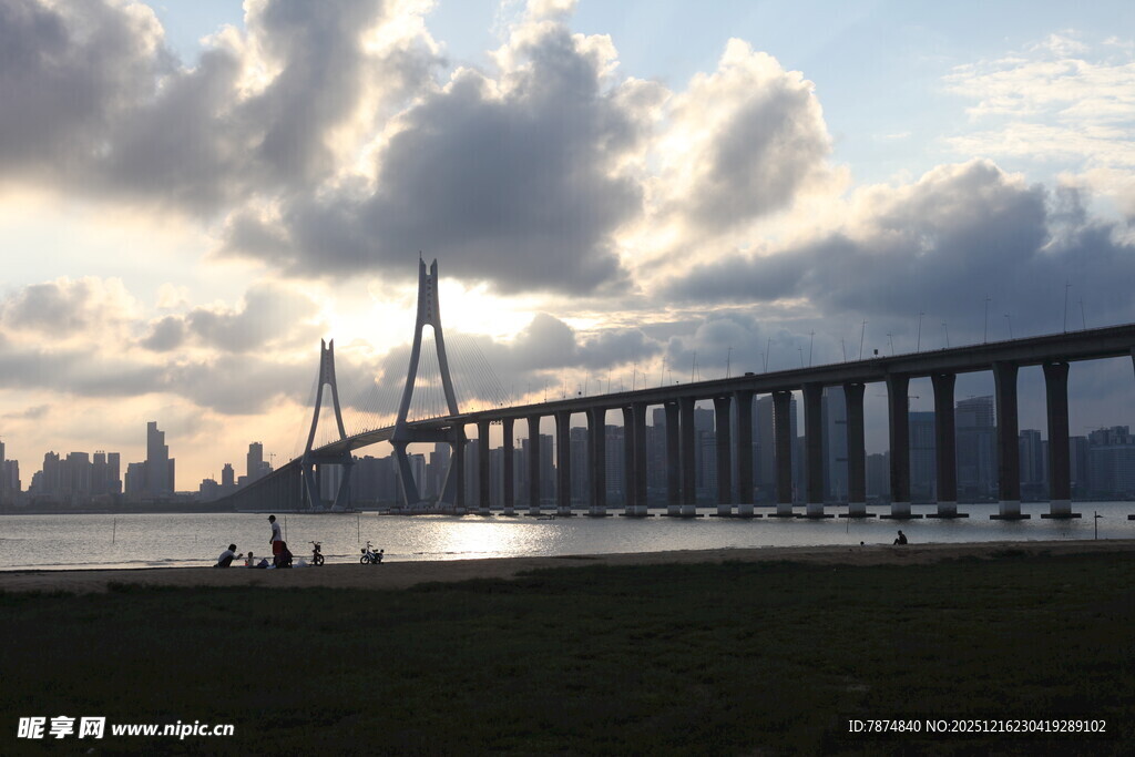 夕阳下的跨海大桥美景