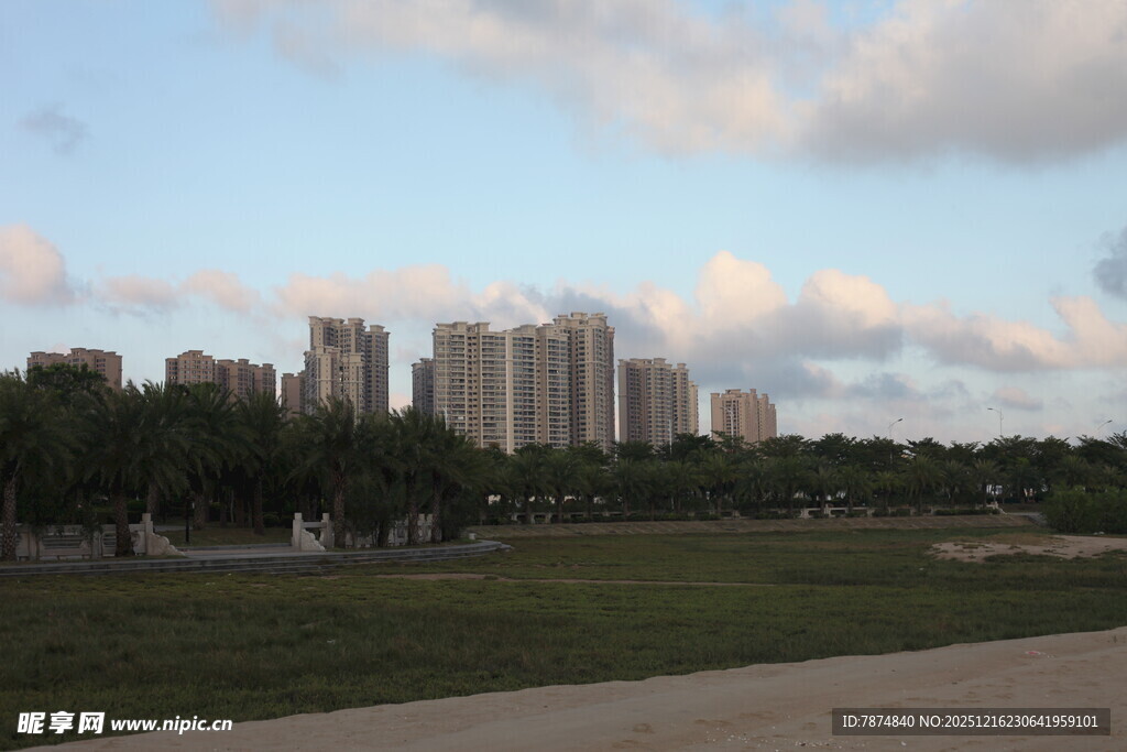 城郊风景高楼与绿地相映
