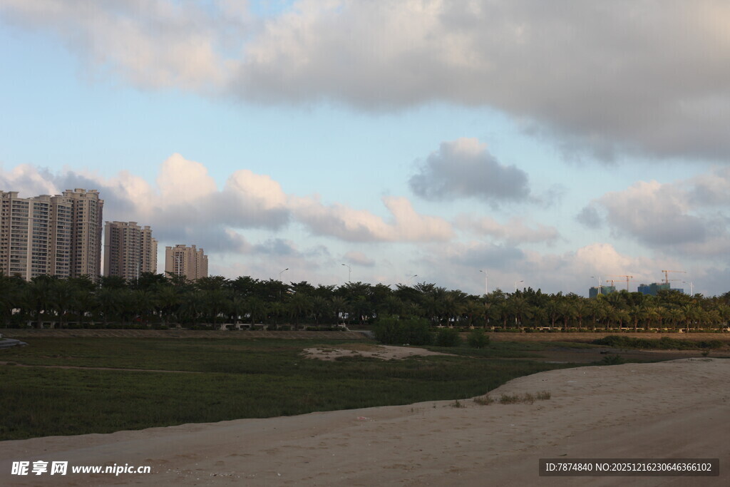 城郊风景开阔天地与高楼