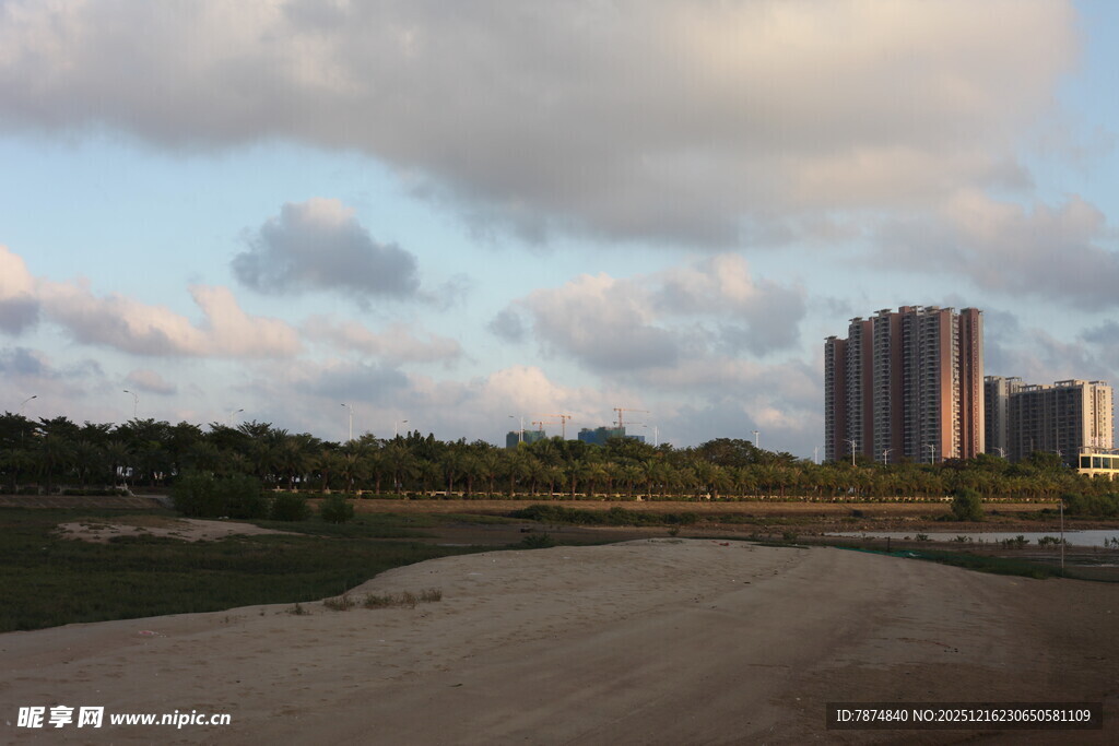 城郊黄昏土路与远处高楼