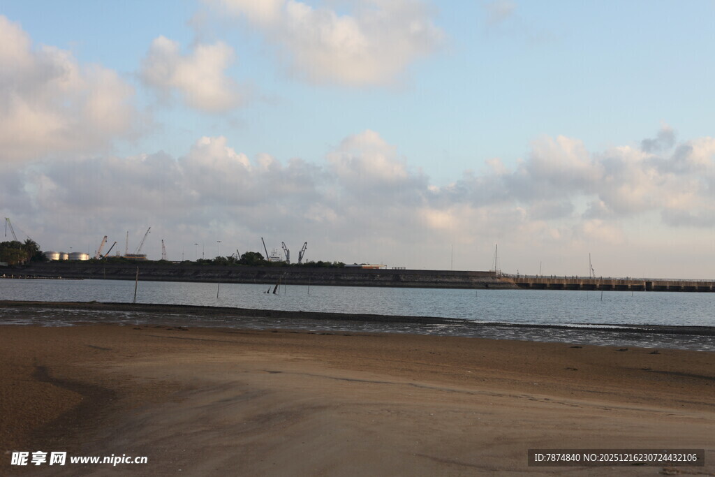 海滨风光宁静沙滩与天际线