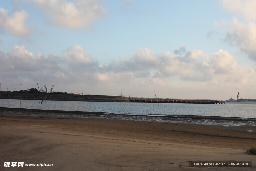 海滨风光宁静沙滩与远岸