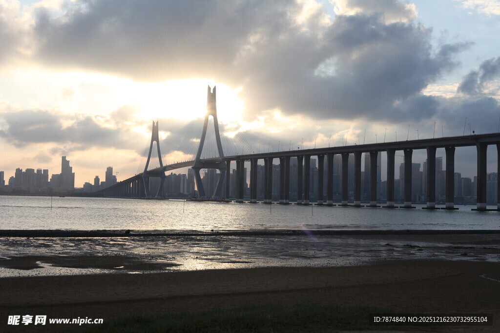 夕阳下的跨海大桥美景