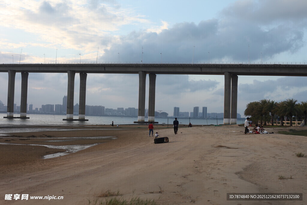 海滨大桥下的休闲场景