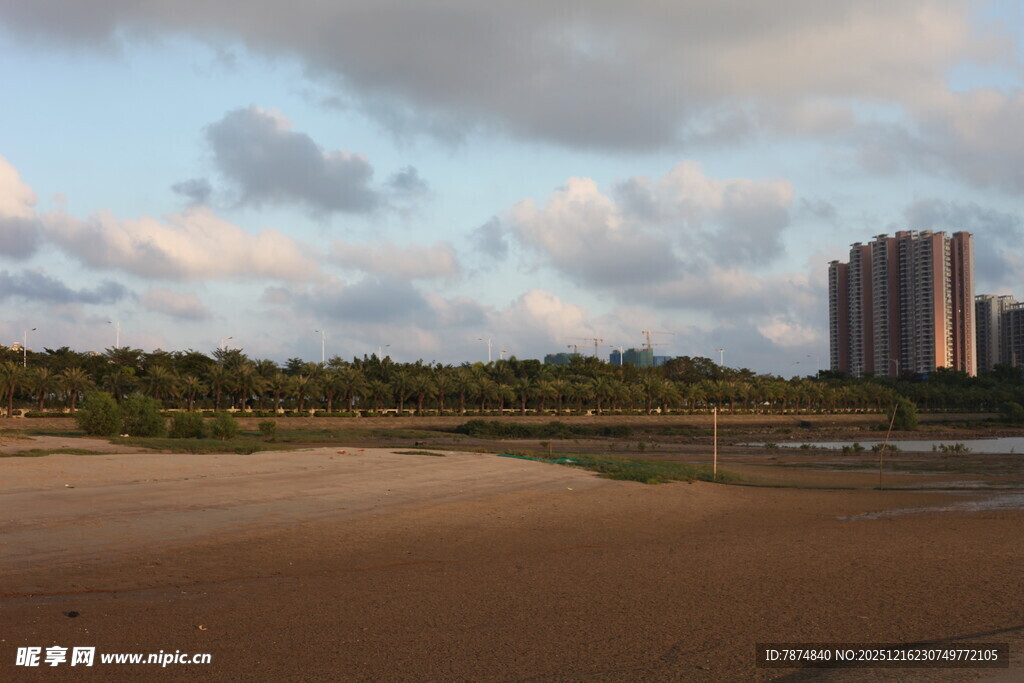 海滨风光远处高楼与沙滩