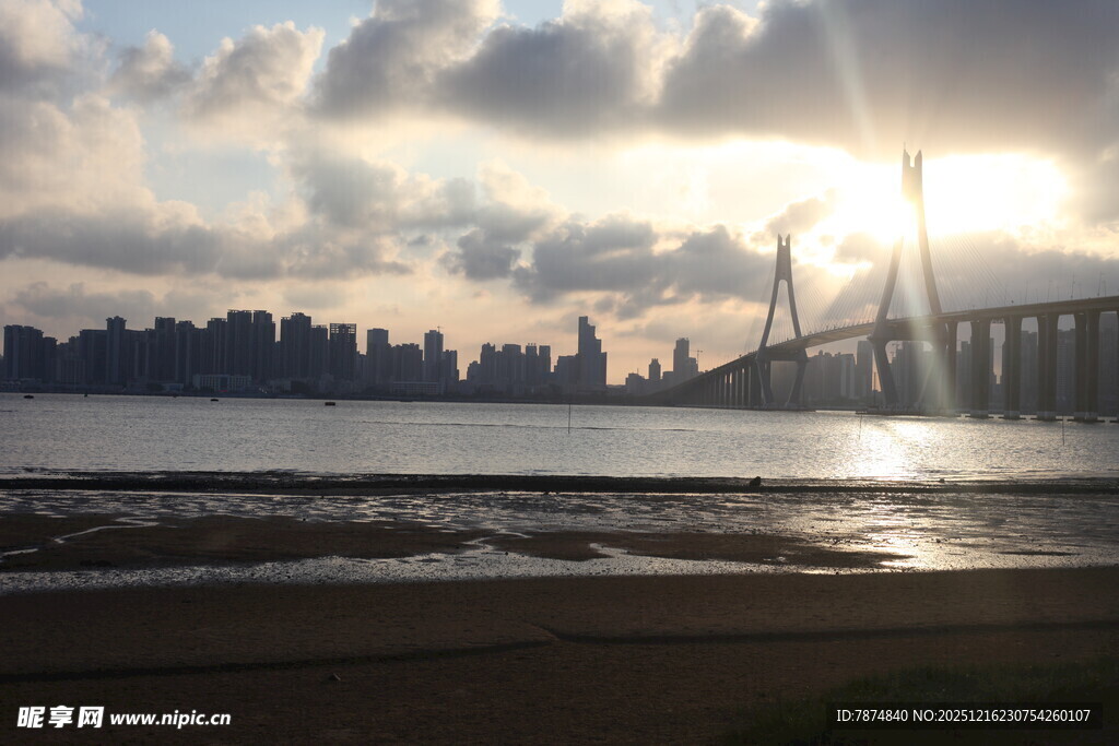 海滨城市日落美景