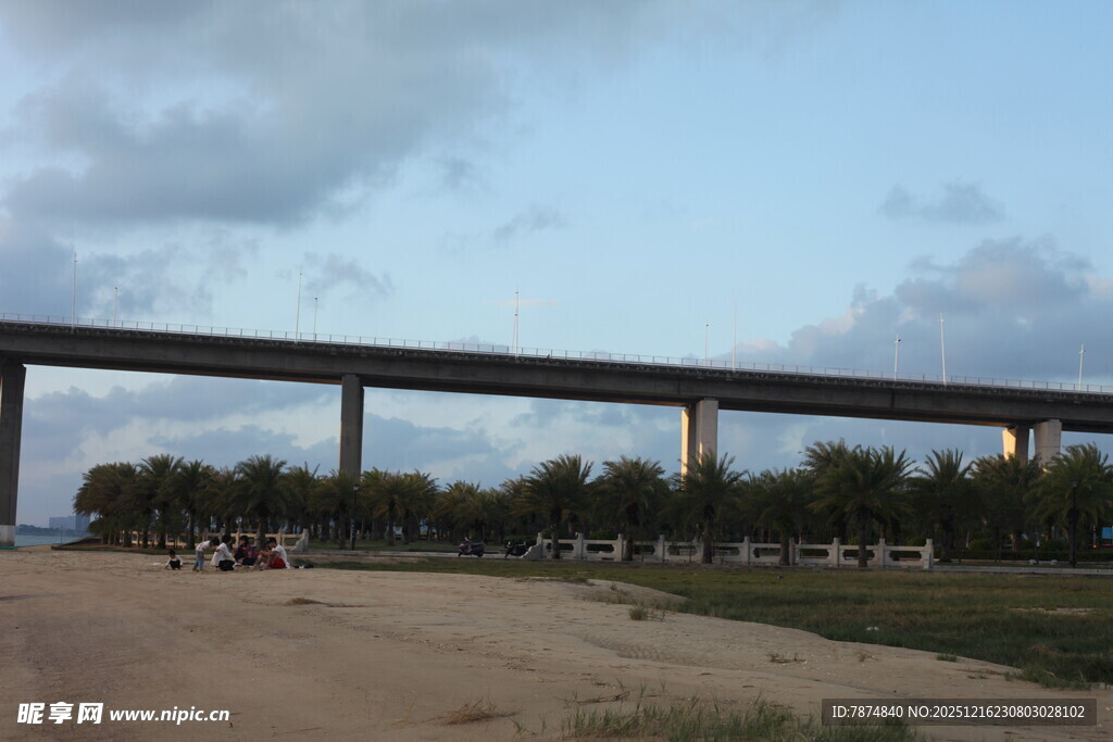 黄昏下的桥梁与开阔场地