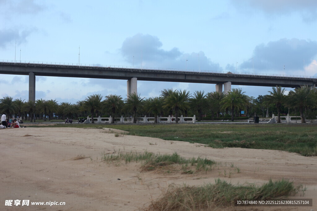 郊外高架桥与开阔沙地景观
