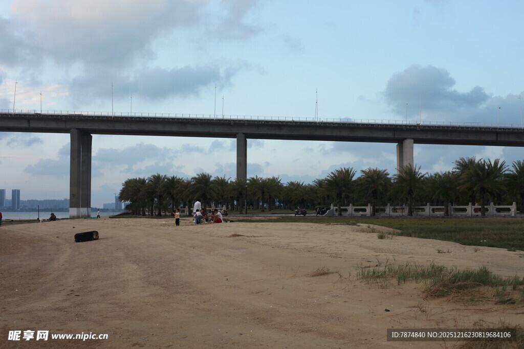 黄昏下的桥边空旷沙地