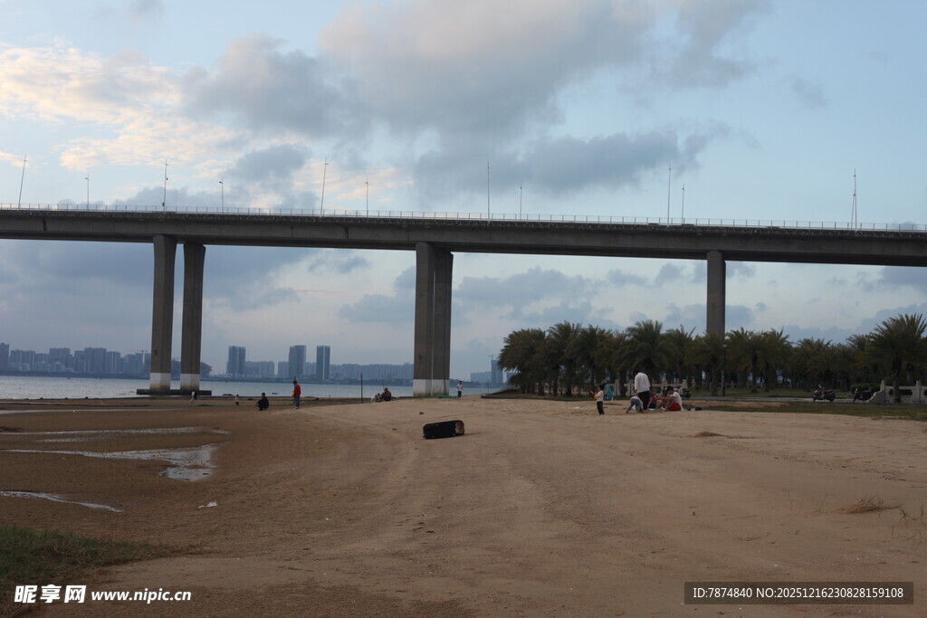 桥梁下的开阔场地