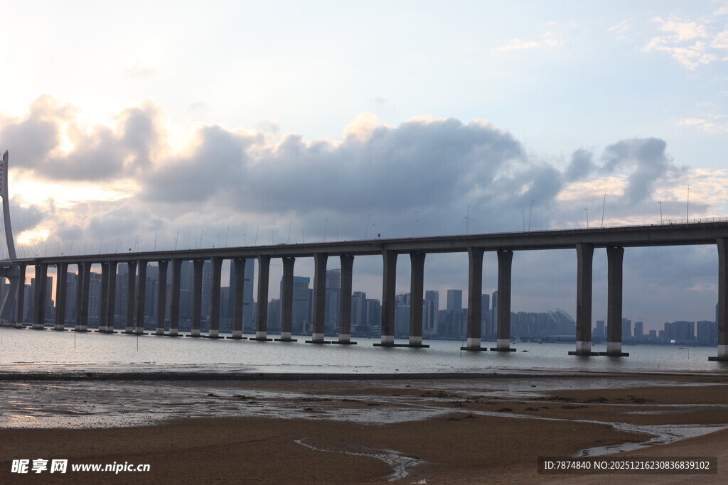 海上长桥横跨天际