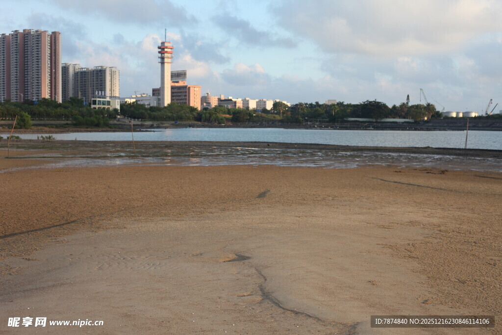 城市河畔沙滩美丽景致