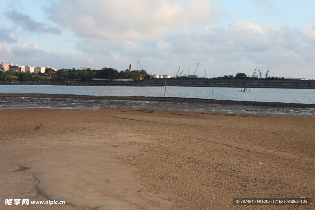 黄昏下的宁静沙滩与水域