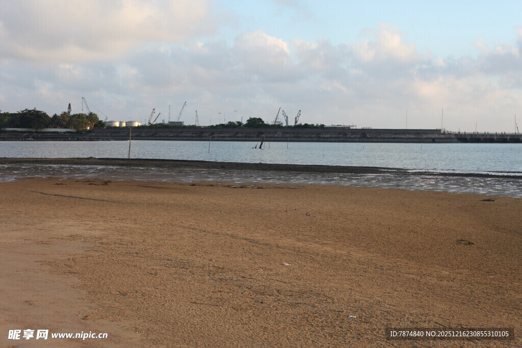宁静沙滩与远处水域景观