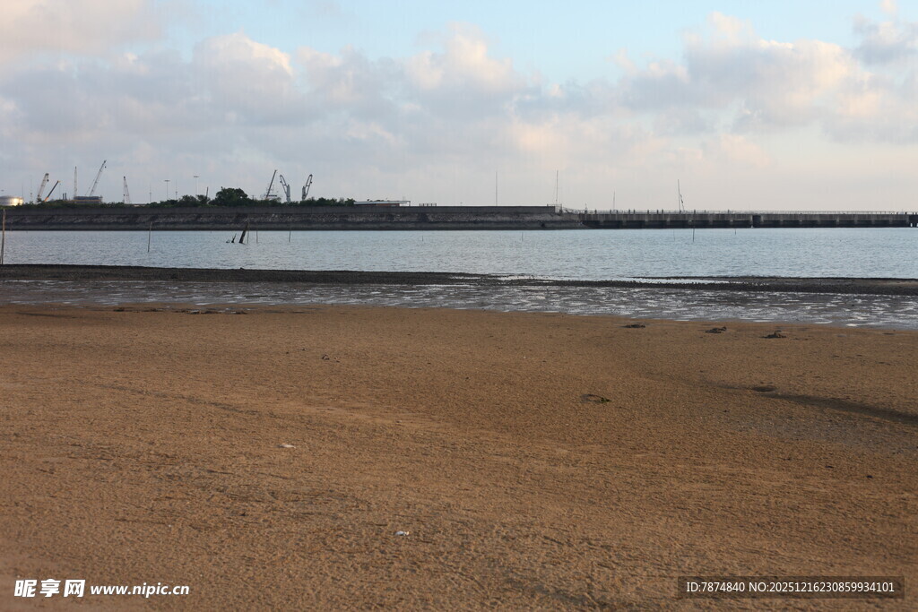 宁静海滩与远处水域景观