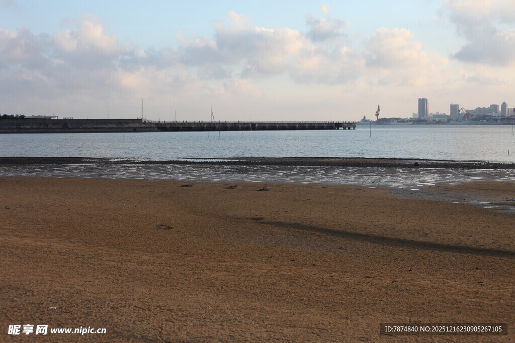 海滨风光宁静沙滩与城市远景