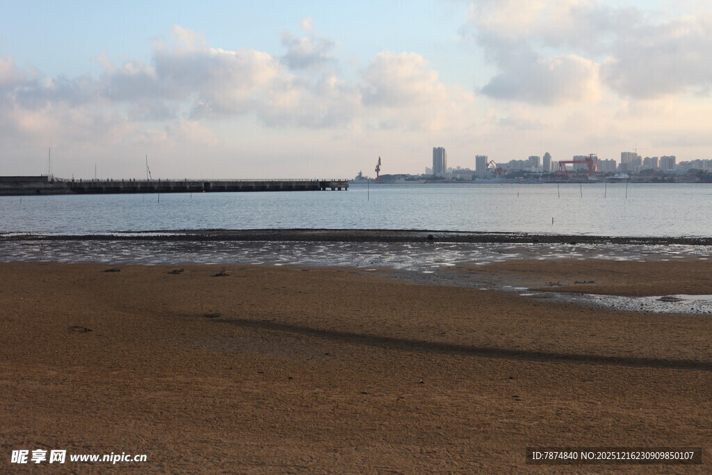 海滨城市的美丽沙滩景色