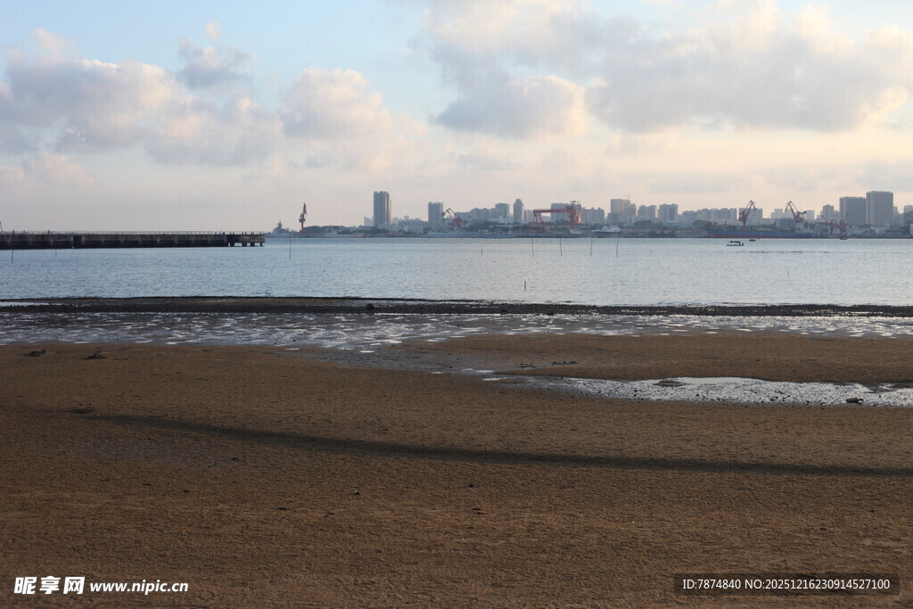 海滨城市风光沙滩与天际