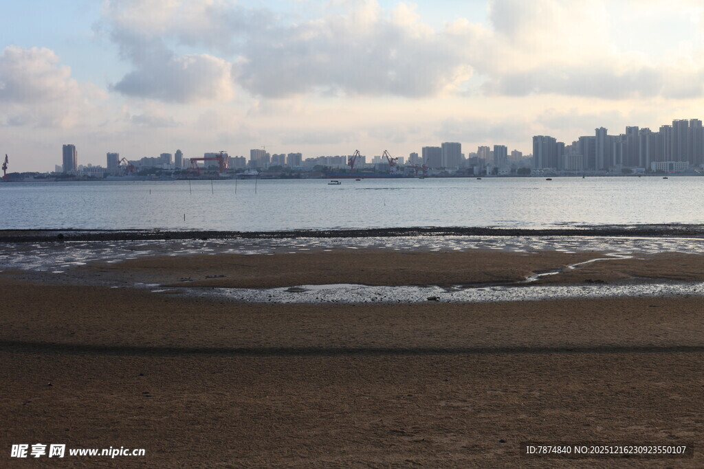 海滨城市的黄昏沙滩景色