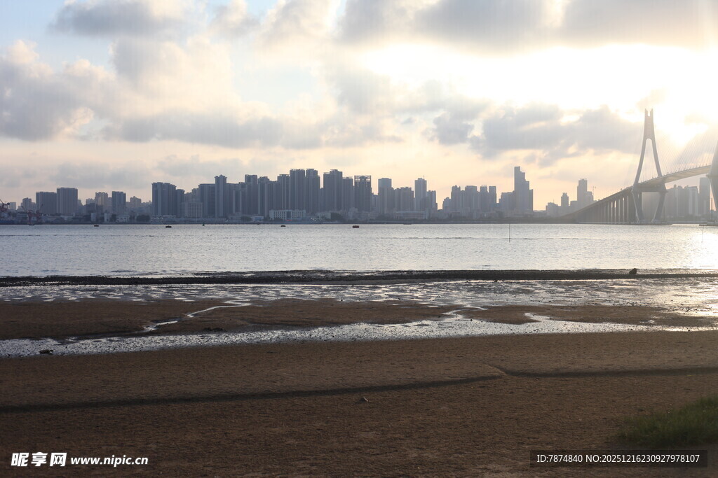 海滨城市风光远眺
