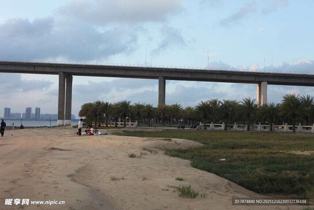 河畔大桥下的开阔景致