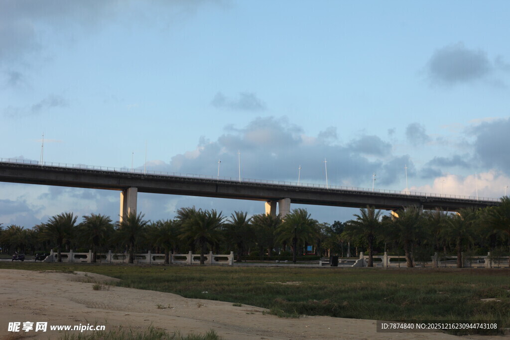 黄昏下的高架桥景观