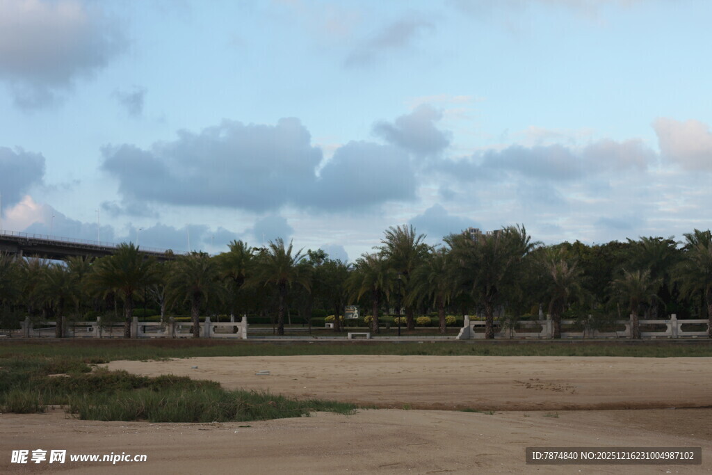 户外开阔场地与蓝天白云