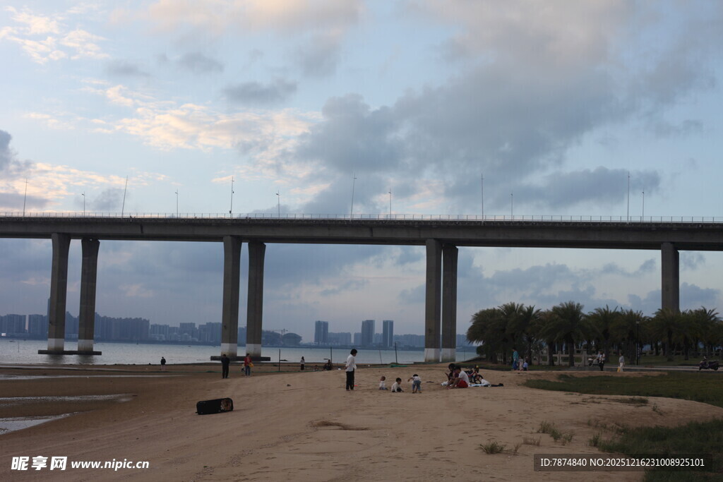 江边大桥下的休闲场景