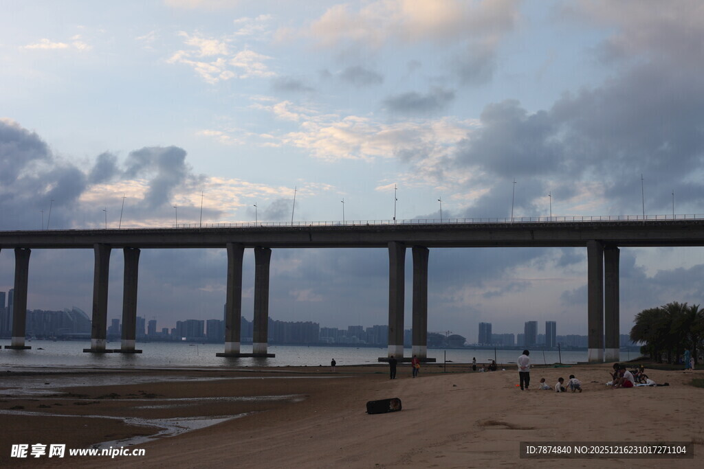 海滨大桥下的黄昏景致