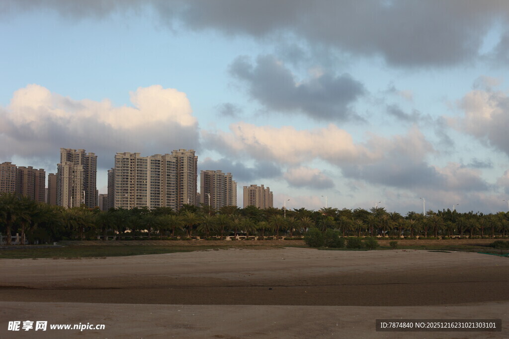 城市天际线与远处的建筑