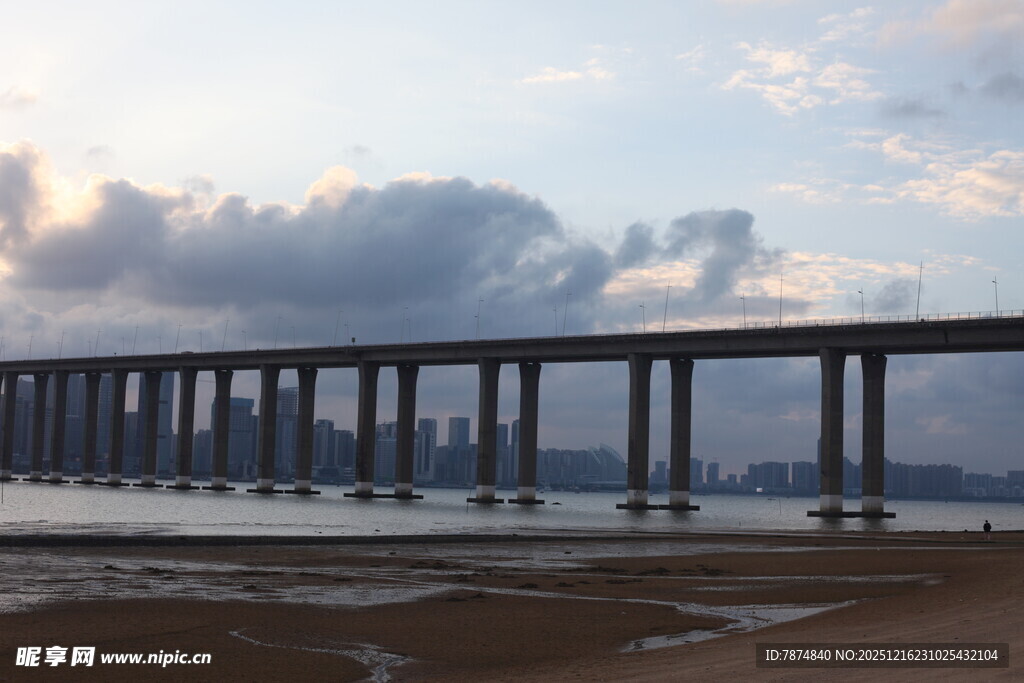 海上长桥横跨天际