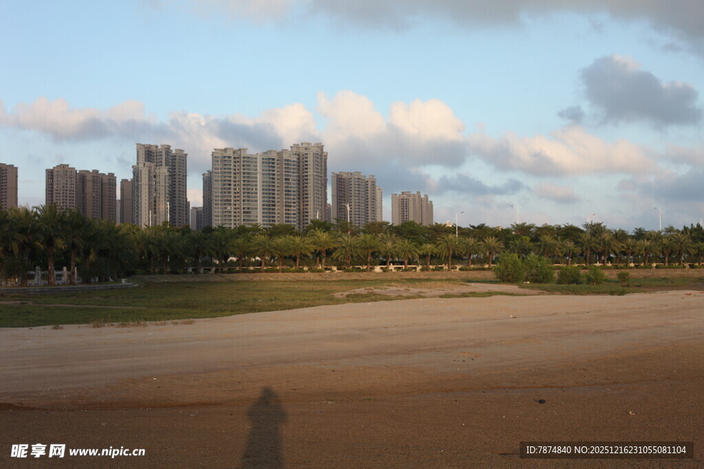 海滨城市风光与沙滩景色