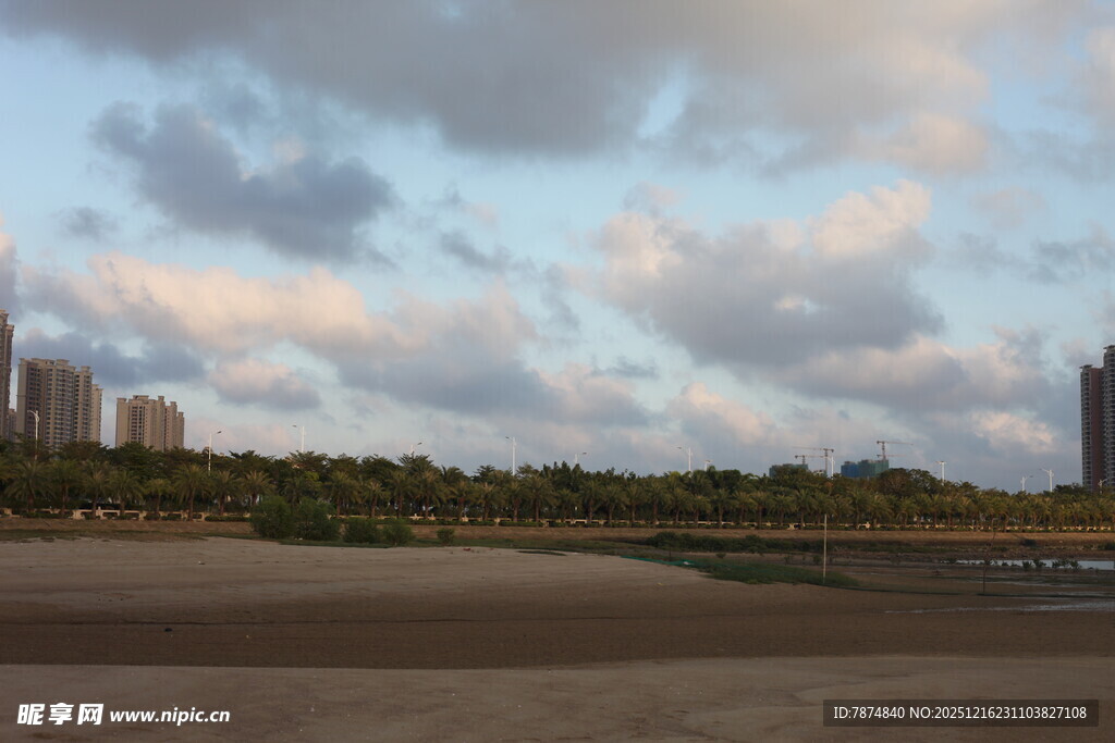 城市边缘的天空与建筑景观