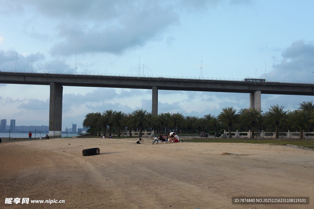 空旷场地旁的高架桥