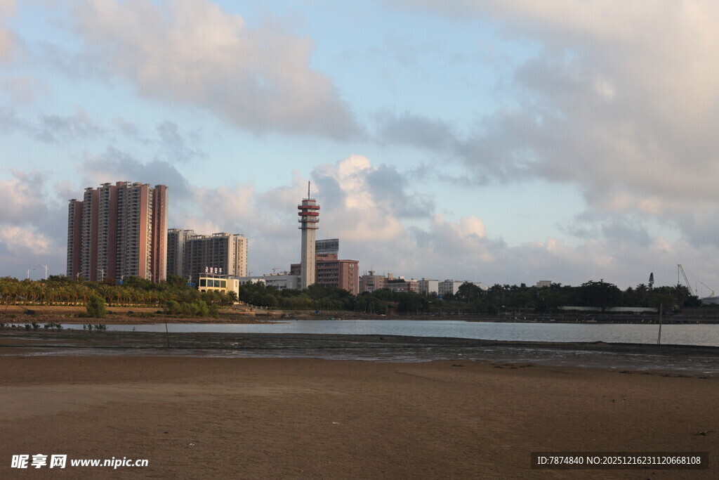 城市河畔黄昏景致