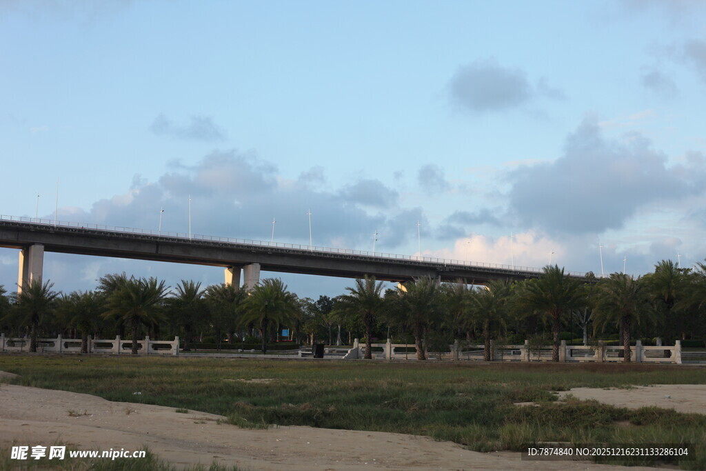 高架桥梁横跨开阔地带