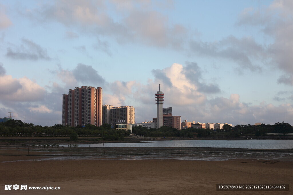城市河畔黄昏美景