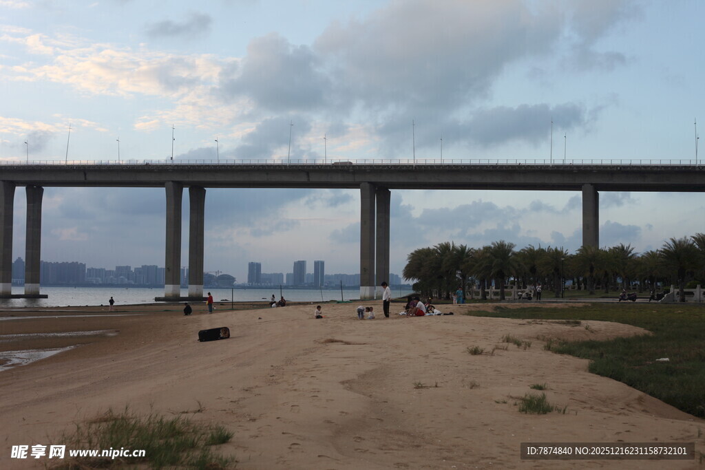 河畔大桥下的休闲场景