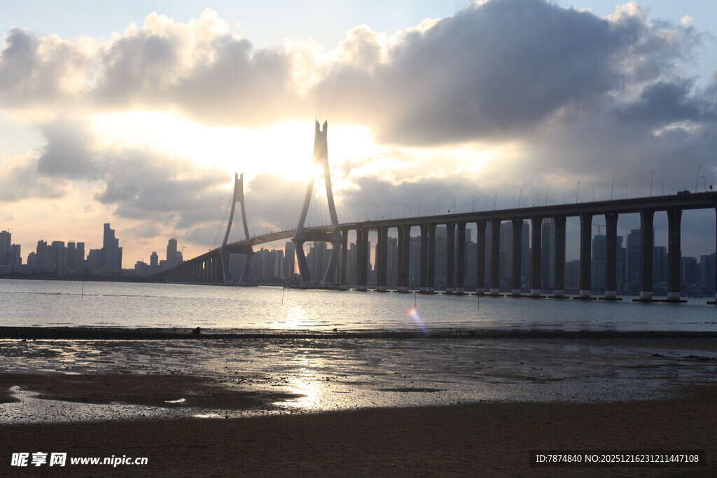 夕阳下的跨海大桥美景