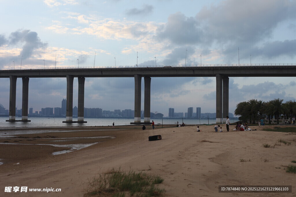 海滨大桥下的黄昏景致