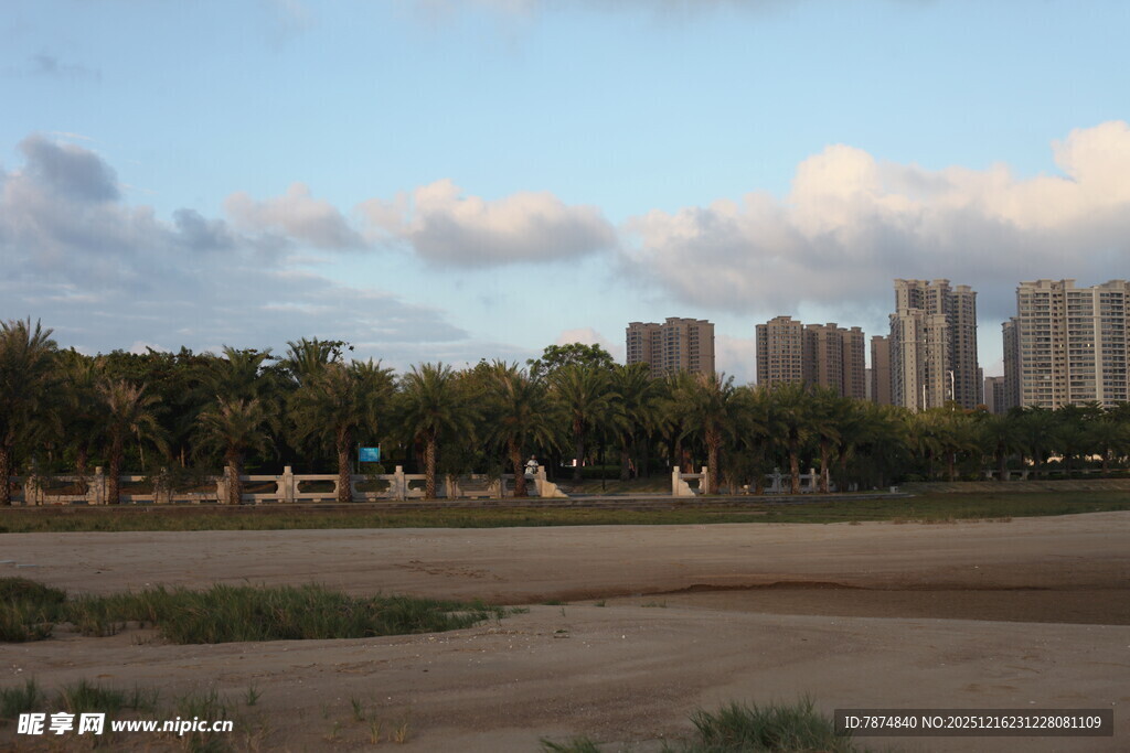 城郊风景高楼与绿地相映