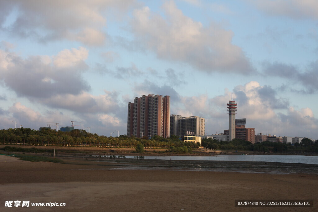 城市河畔黄昏风景