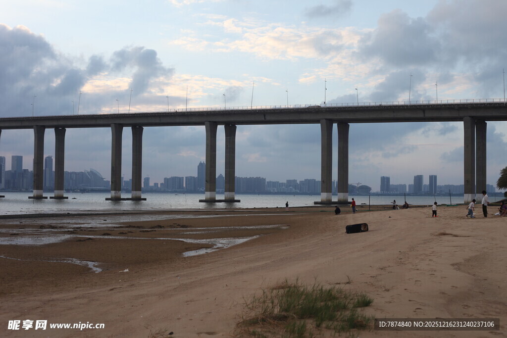 海滨大桥下的宁静景致