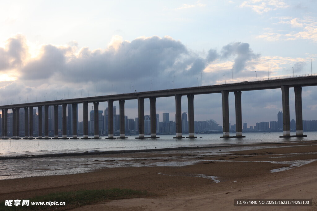 海上大桥横跨天际